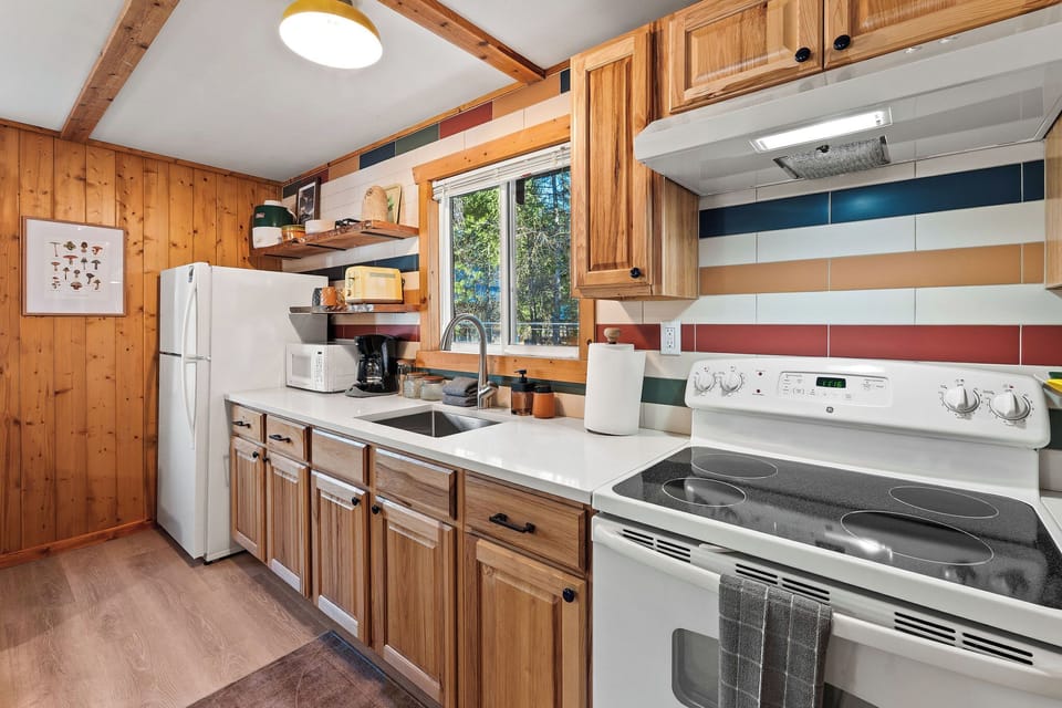Fully stocked and ready to go. The kitchen that means you don't have to eat out if you don't want to and can create tasty breakfast and dinners. Details that make the stay feel a little more yours