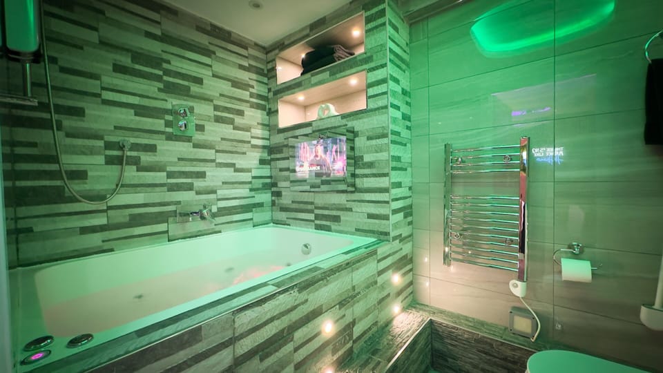 Jacuzzi with TV
