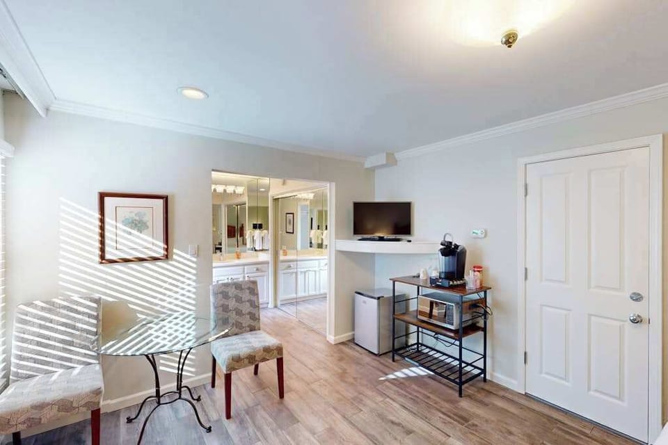 Settle into your resort living space with a writing desk, entertainment area, and open flow to the bathroom — thoughtfully designed for Napa getaways.