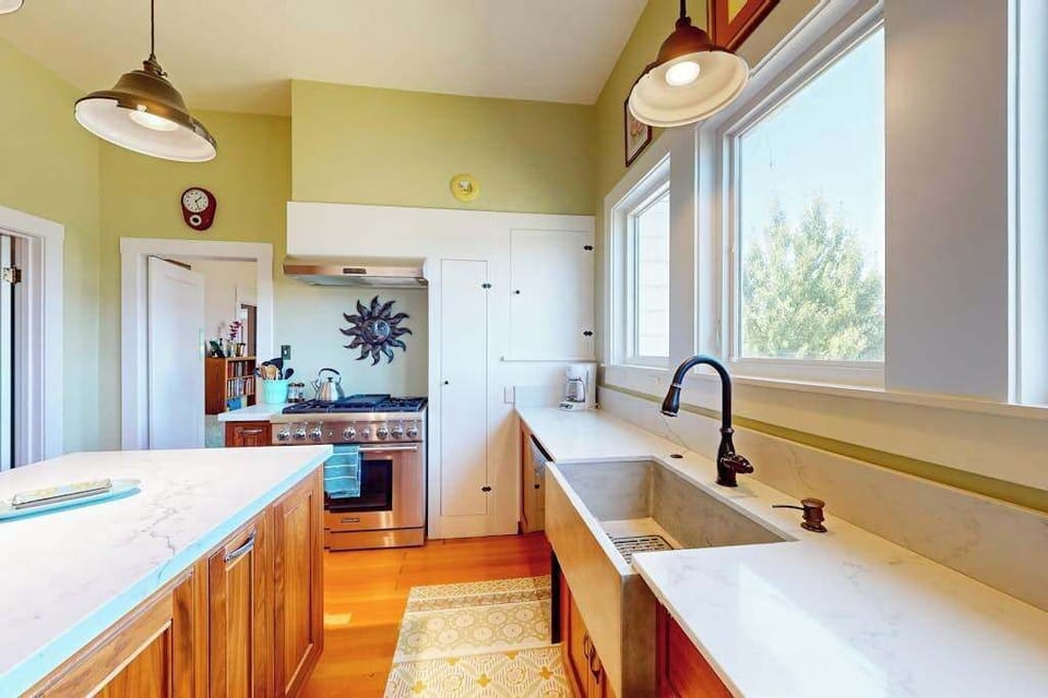 Channel your inner chef in this farmhouse kitchen — full-size range, farmhouse sink, and sunny windows make preparing wine country meals a delight.