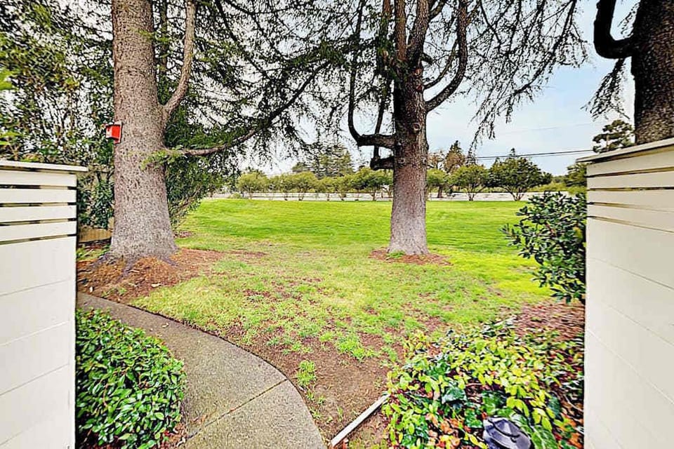 Step through your gate onto Silverado's sweeping green fairways — your golf course view stretches across manicured lawns and century-old oaks.