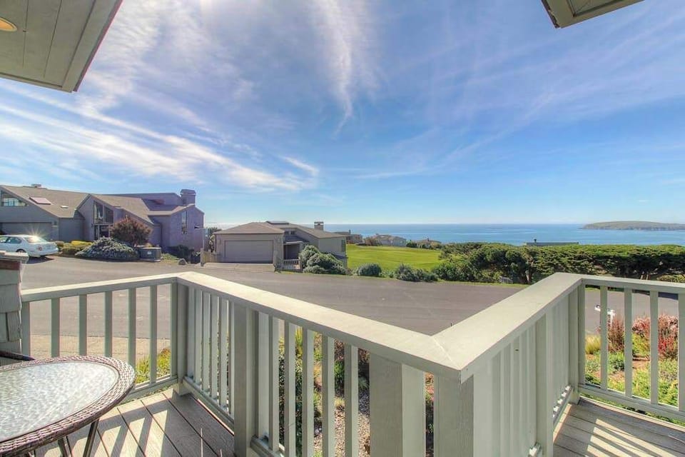 Step onto the upper deck and take in sweeping views of Bodega Bay, the golf course, and the Pacific beyond.
