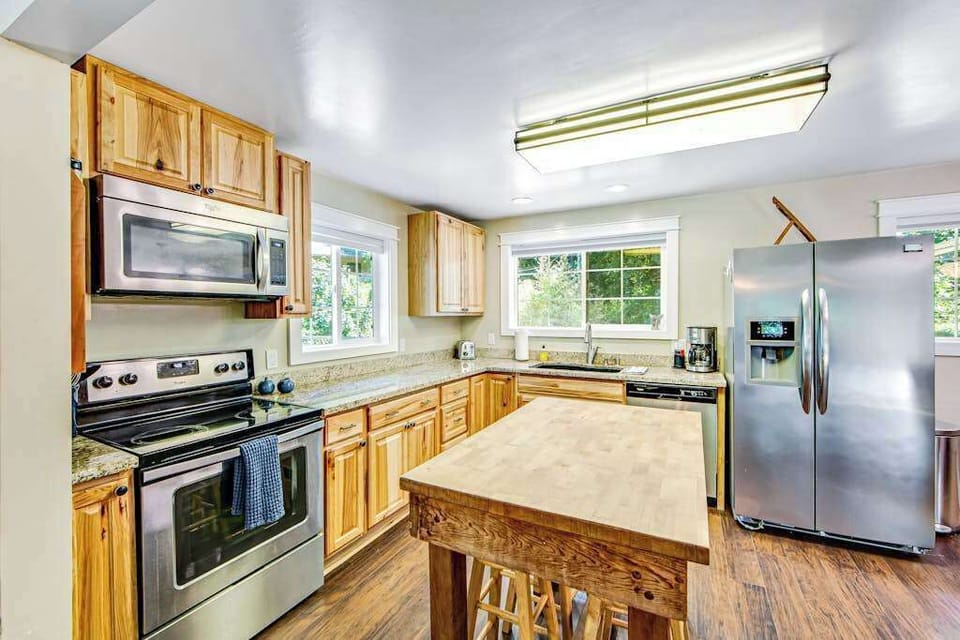 Cook with ease using the full-size oven, microwave, and generous counter space — perfect for your wine country charcuterie spread