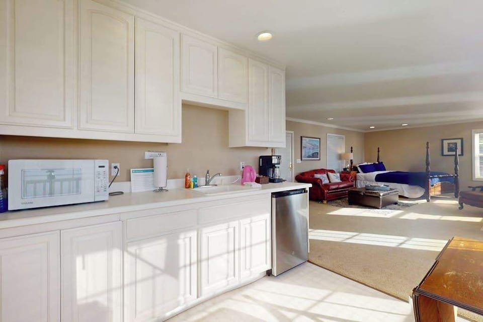 Brew your morning espresso in the fully equipped kitchenette before heading out to explore the Sonoma Coast.