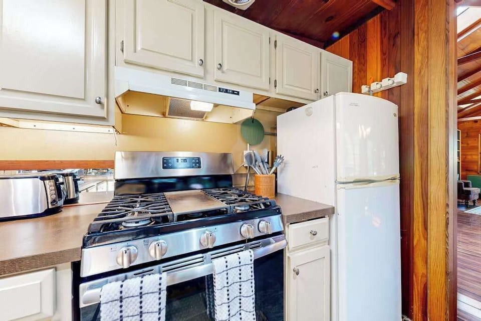 Whip up a vineyard-inspired meal on the gas range, stash your Sonoma farmers market haul in the full-size fridge, and plate it all with ease.