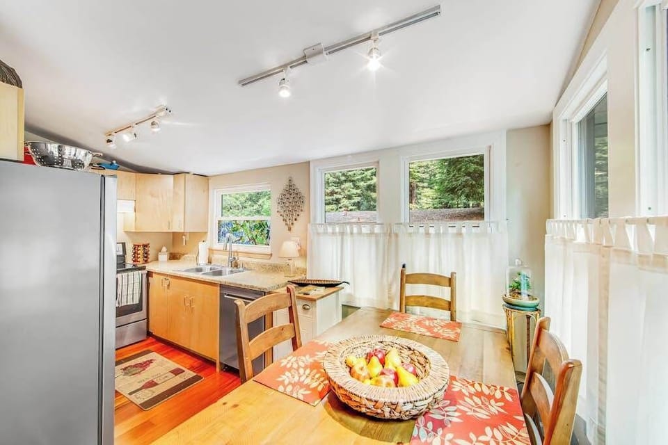 Cook like a local in your fully equipped kitchen with granite counters, stainless steel appliances, and a breakfast nook bathed in dappled forest light.