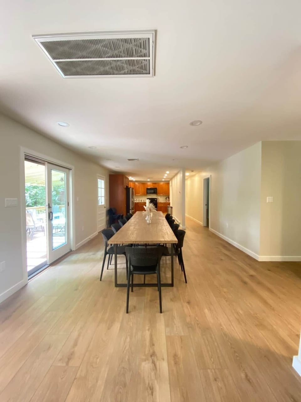 Dining room large enough for everybody