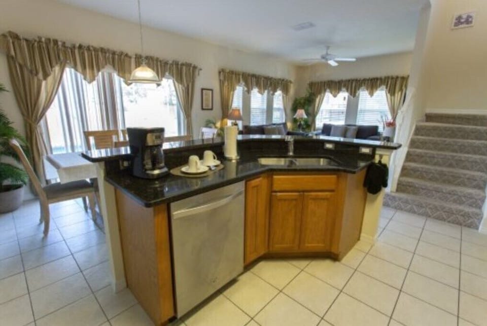 Full kitchen image 1