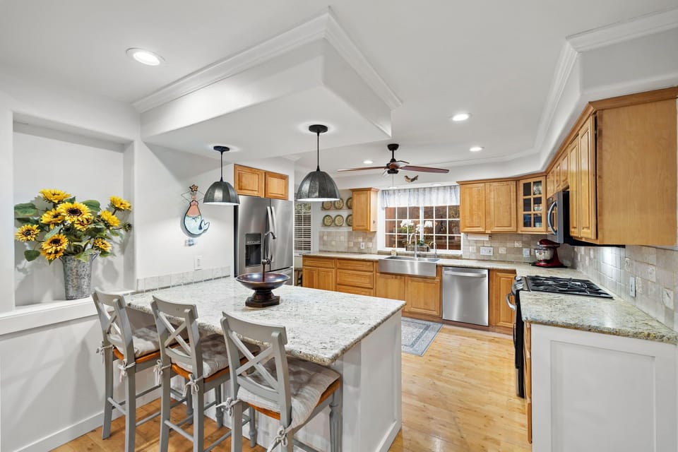 Fully Equipped Kitchen Stainless Steel Appliances and Granite Counters and Bar