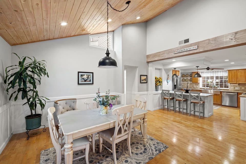 Vaulted Ceilings in Dining Room and Open Floorplan