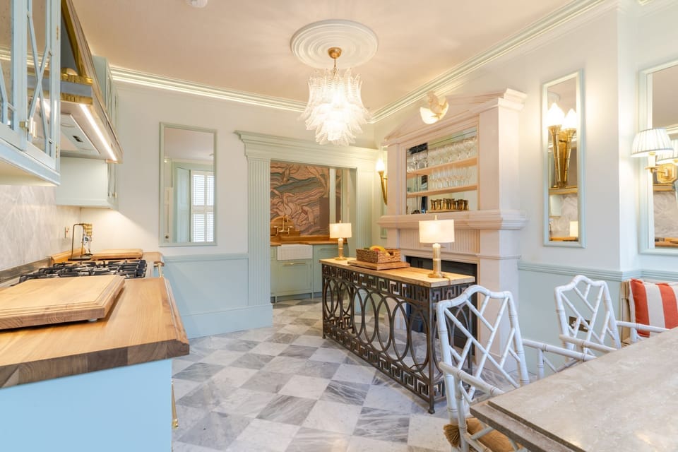 Kitchen with cooking facilities, kettle, toaster, microwave - Castle Lodge