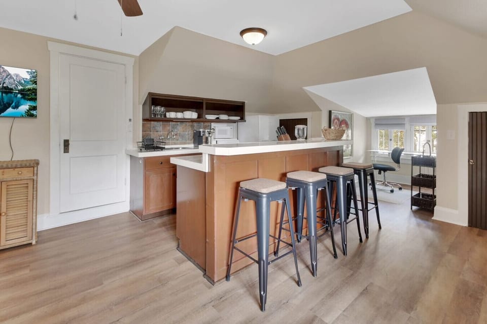 Dining / Area Kitchen