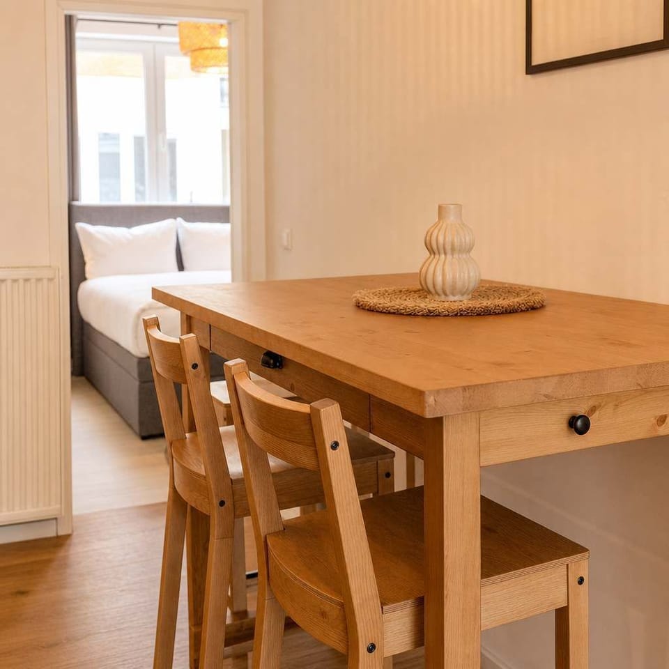 Essbereich mit Blick ins Schlafzimmer