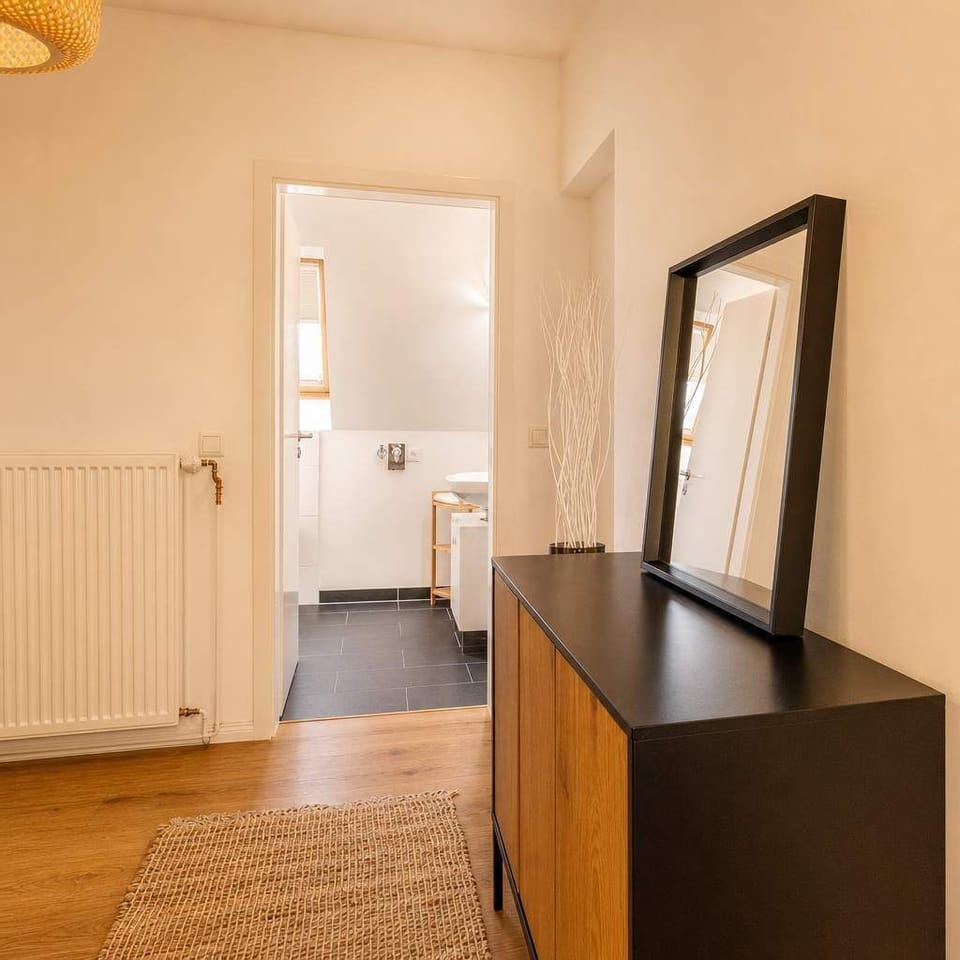 Flur – Sideboard und Spiegel
