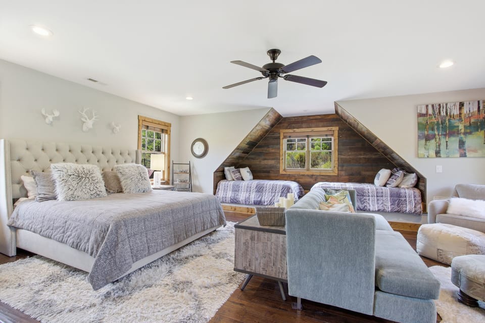 Spacious rustic-chic suite w/ king bed, twin nooks & lounge area