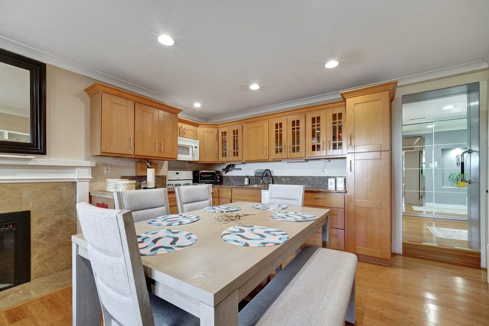 Comfortable dining table for 6 guests