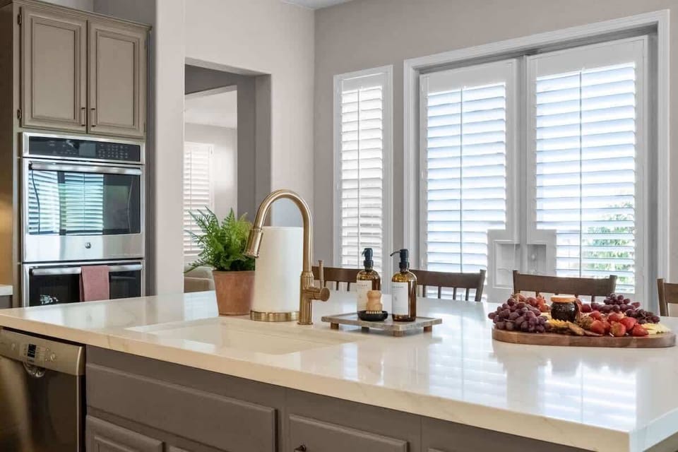 Kitchen: A fully equipped, modern kitchen featuring sleek countertops, stainless steel appliances, and ample space for preparing meals. Perfect for cooking family dinners or casual meals with friends.