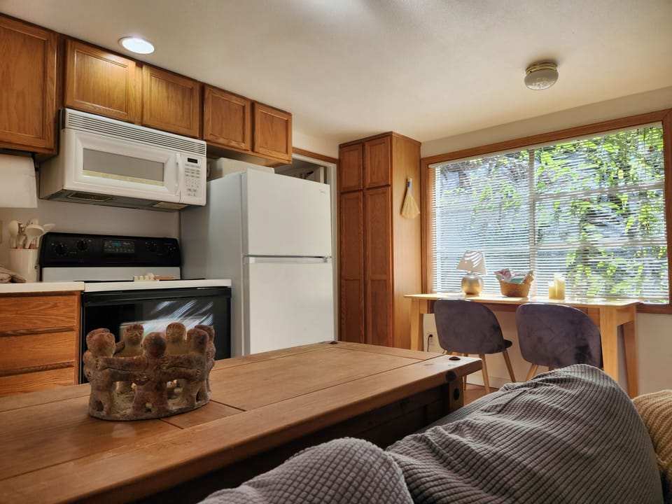 Full kitchen.