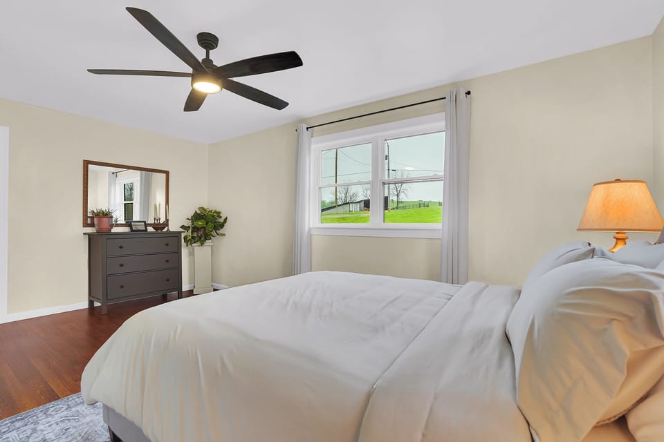 Bedroom 1- Queen Bed