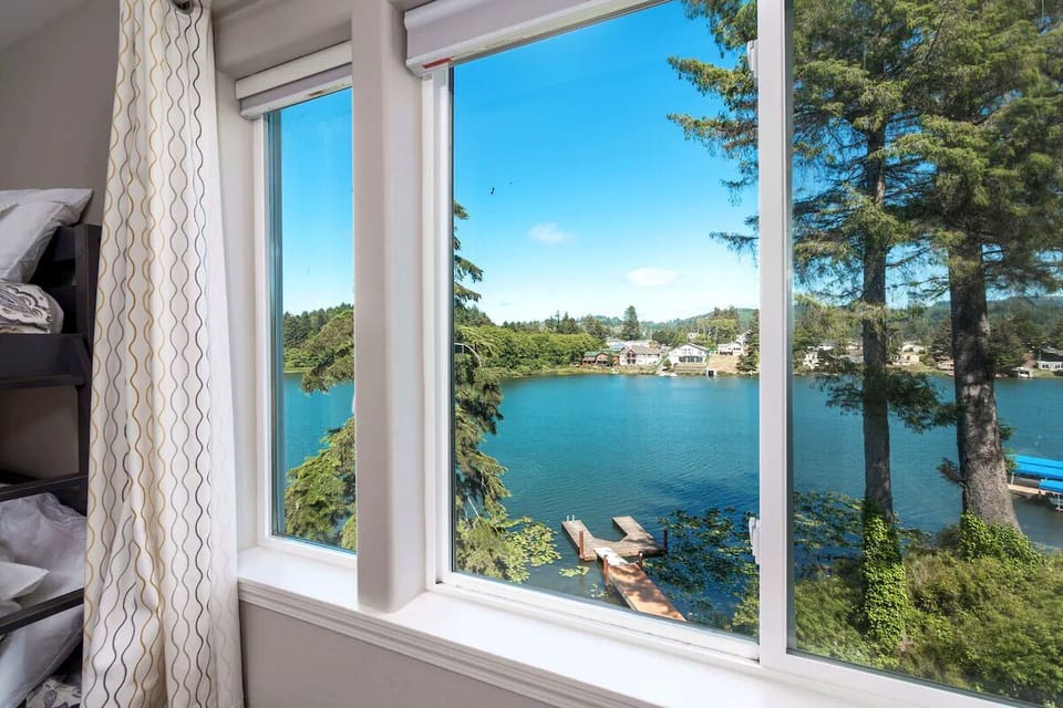 Waterfront Retreat: Marvel at stunning lake views from bright, airy windows!