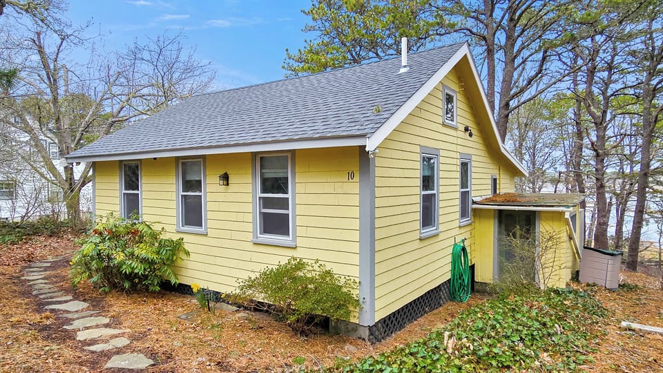 Rustic cottage is only one mile to bay beach