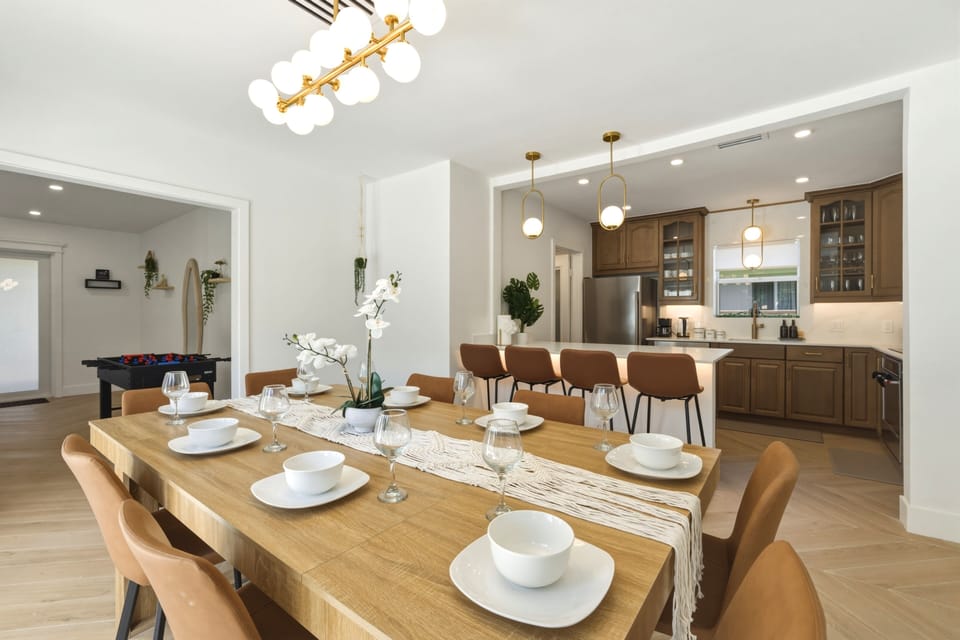 Relaxed dining space with modern touches