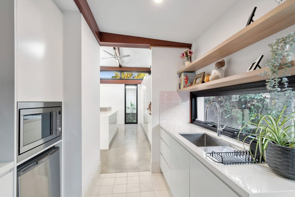 Tuck everything neatly away in the butler’s pantry, with additional bench space, sink and storage, keeping the main kitchen uncluttered.