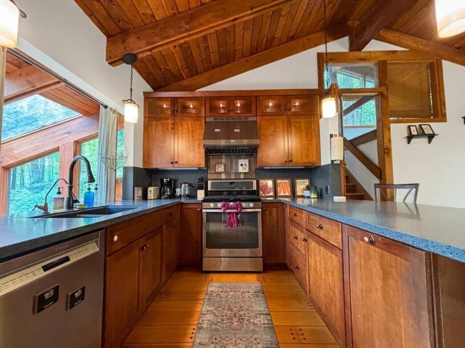 Full Kitchen | Stainless Steel Appliances
