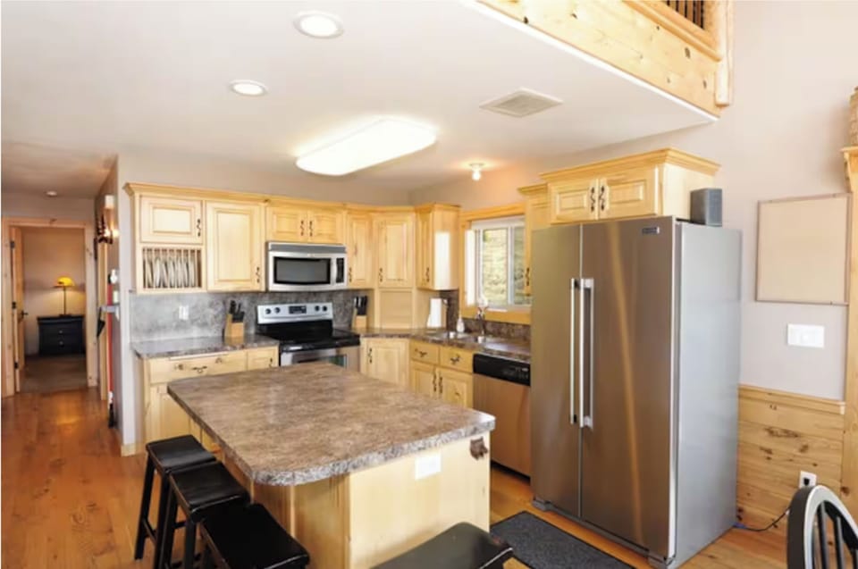 Knotty pine cabinetry and stainless steel appliances await your meals
