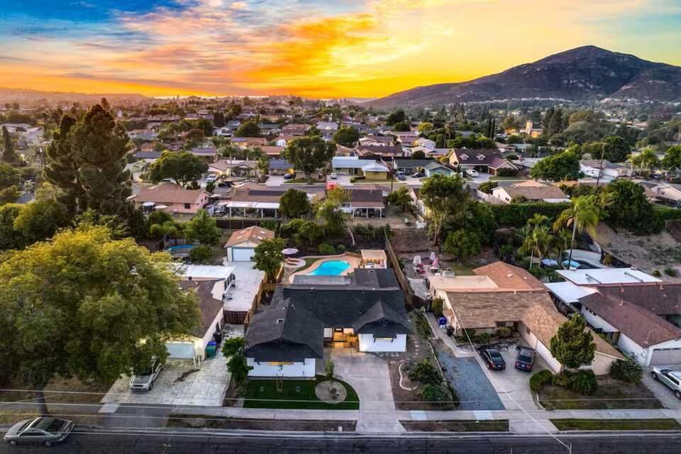 "Peaceful neighborhood with beautiful sunset views 🌄🏡"