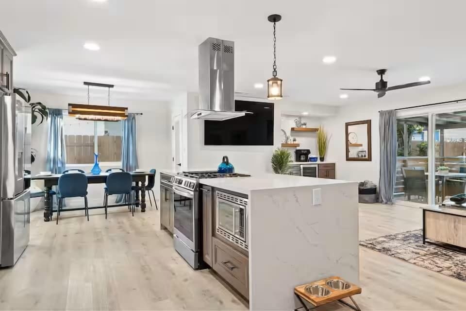 "Spacious open-concept kitchen perfect for gathering and entertaining 🍽️✨"