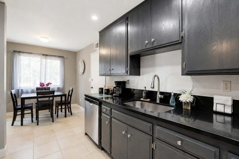 🍳Cabinetry and open sightlines to the breakfast nook—cook without missing a moment of the conversation