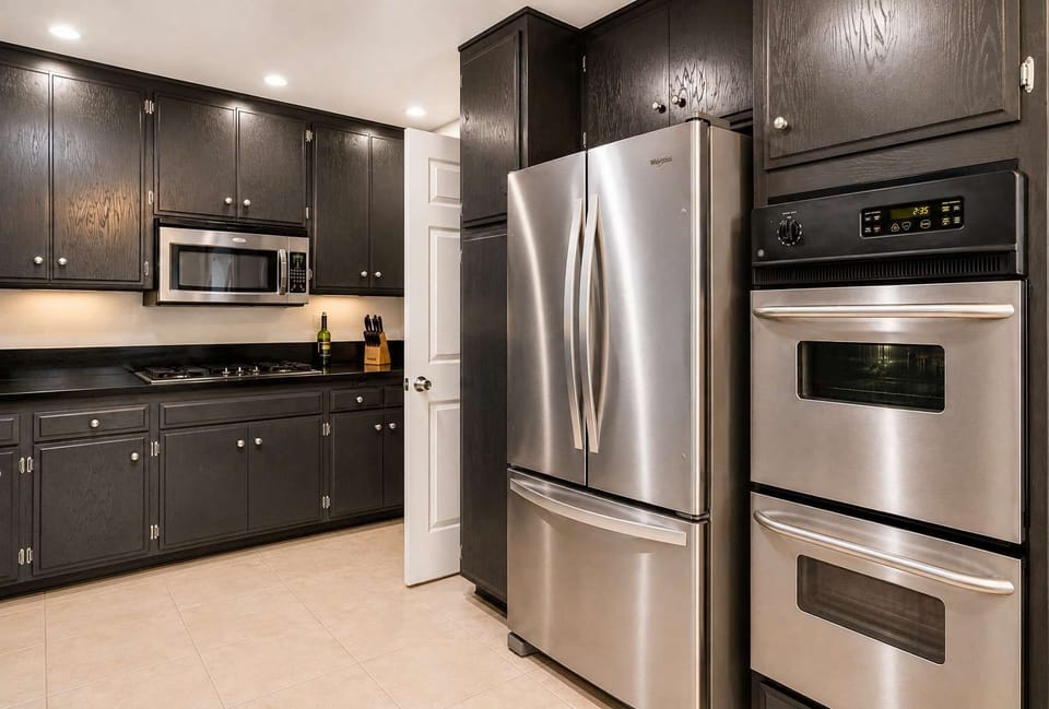 🧊 Full-size stainless refrigerator and double oven—plenty of room to cook for the whole group, no compromises.