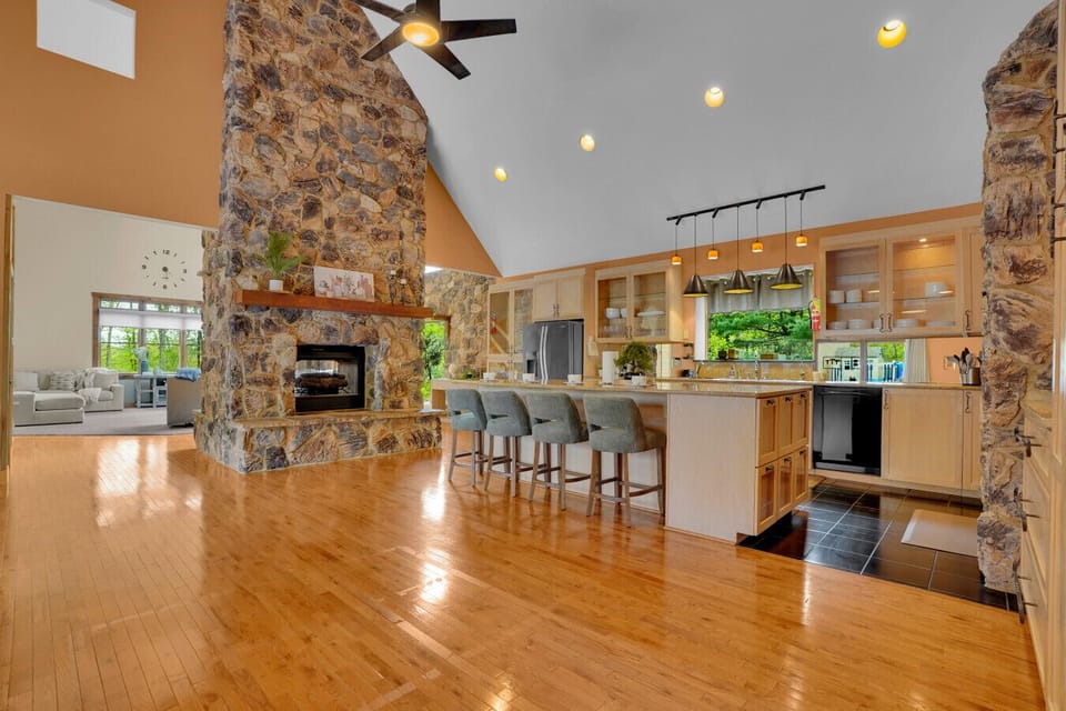Beautiful and fully-stocked kitchen