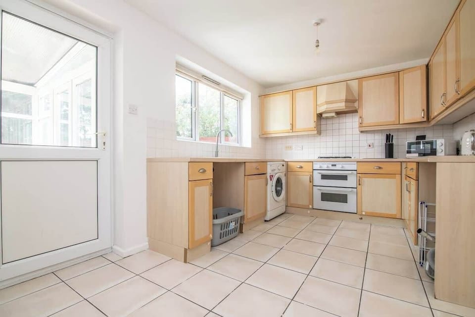 Kitchen: Bright and functional space for culinary adventures with modern appliances and cheerful vibes!