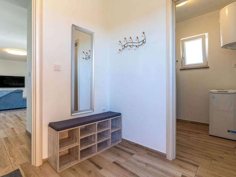 Flooring, Floor, Wood Flooring, Wall, Interior Design, Wood, Ceiling, Laminate Flooring, Room, Lighting