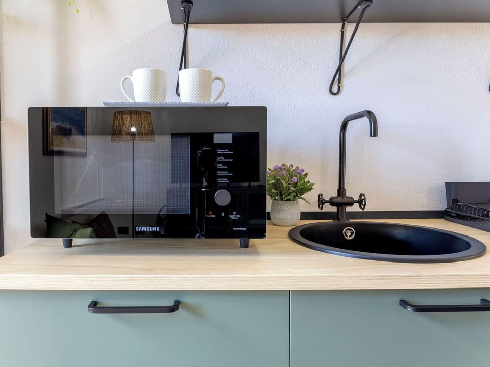 Kitchen Appliance, Countertop, Kitchen, Tableware, Small Appliance, Furniture, Interior Design, Home Appliance, Cabinetry, Room