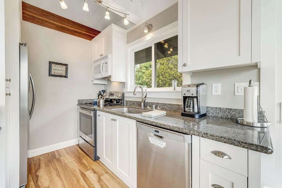 From microwave to dishwasher and a full stove/oven setup, your kitchen is stocked for everything from quick harbor snacks to a Sonoma wine-paired dinner.