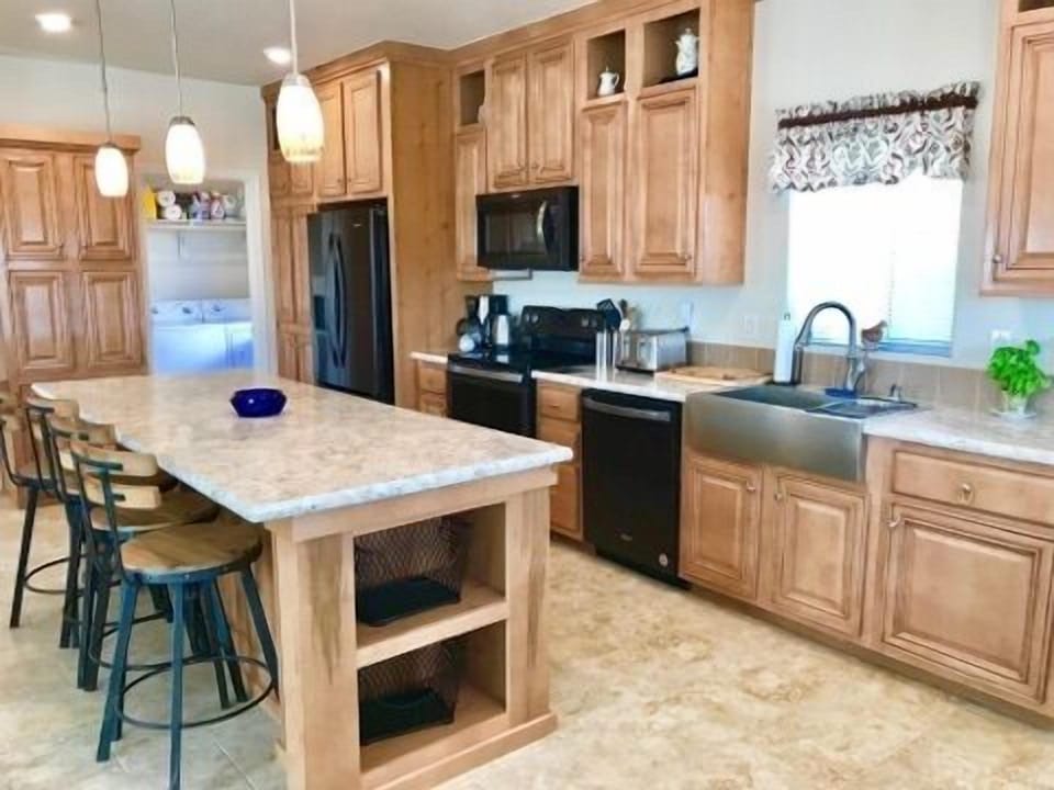 kitchen with island and laundry with machines available