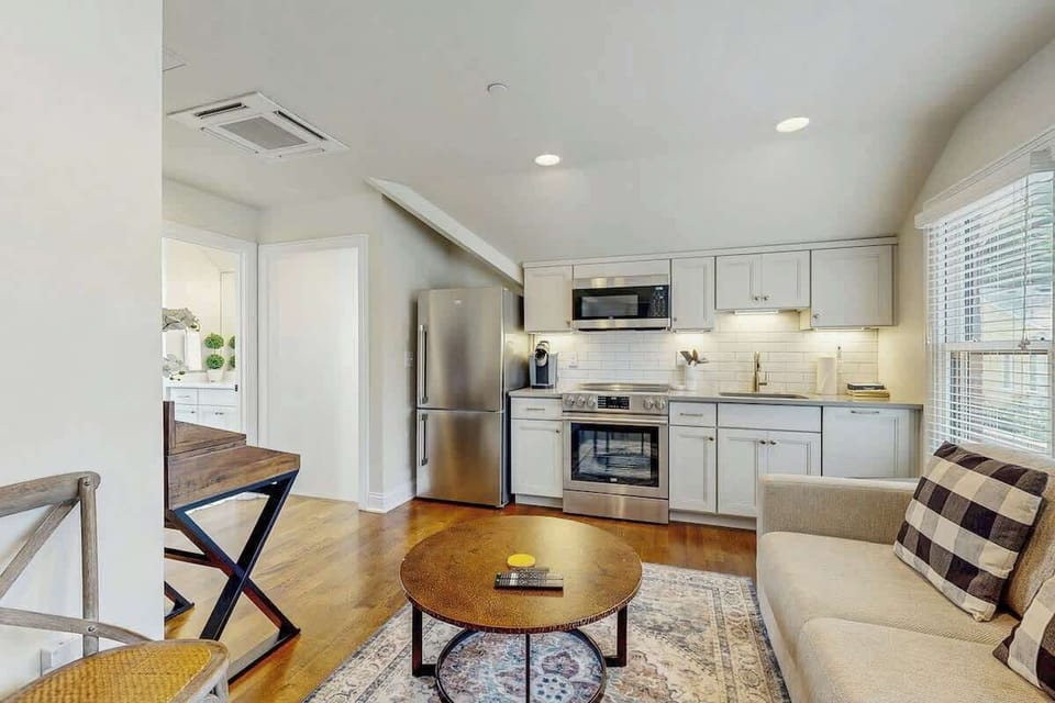 Chic Studio, bright and inviting space with a sleek kitchen and stylish seating for fun gatherings!