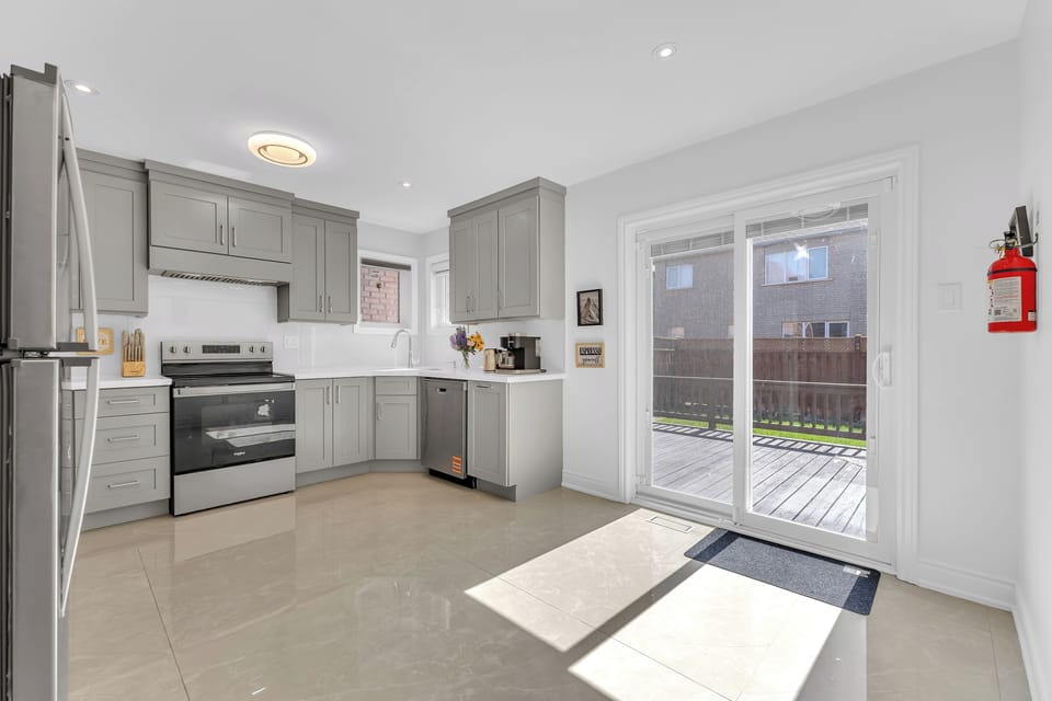Modern kitchen layout with direct access to the backyard.