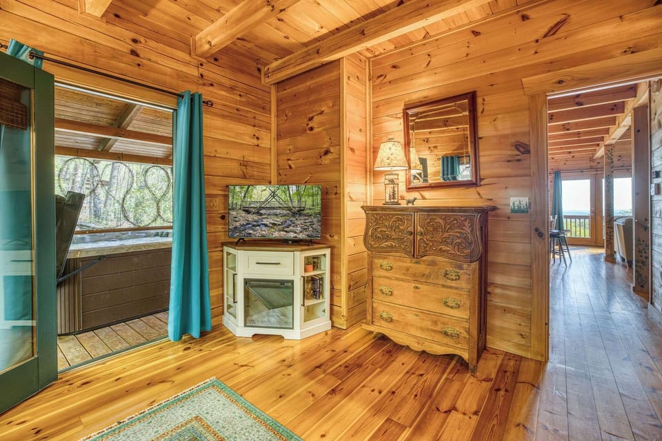Main level bedroom - smart tv access to hot tub