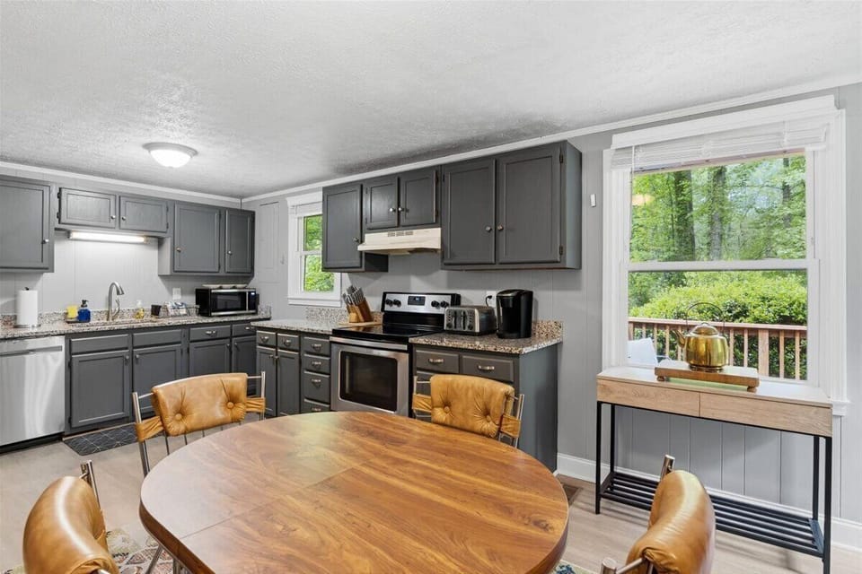 Open kitchen and dining for 4