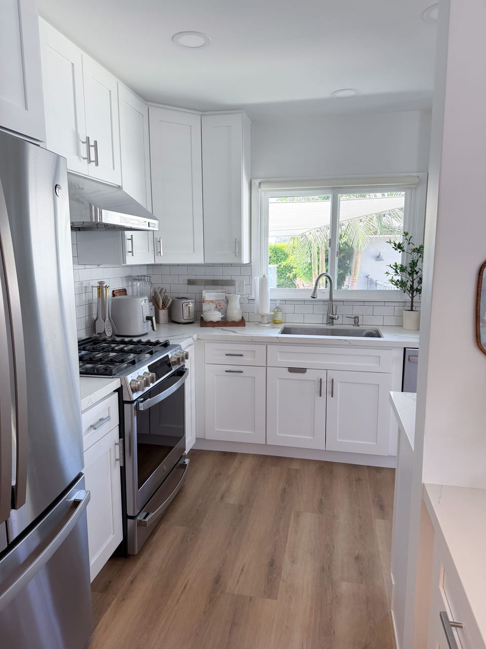 Fully equipped kitchen: Refrigerator, dishwasher, stove, microwave, airfryer, toaster, blender...