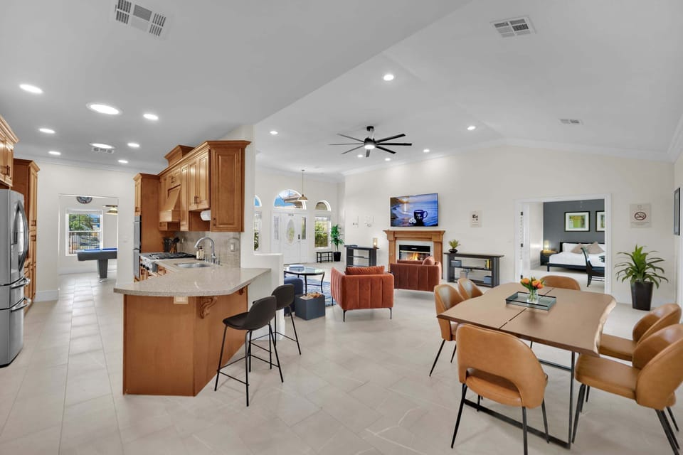 Comfortably accommodates families and groups for meals together.