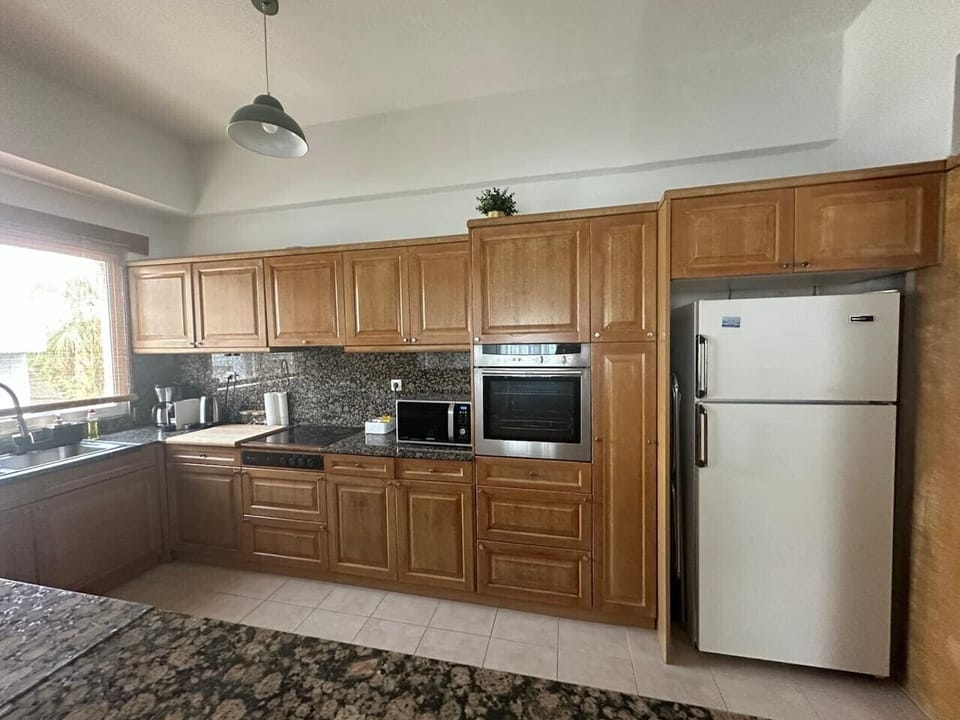 Semi open Kitchen with a bench separating it from the dining area