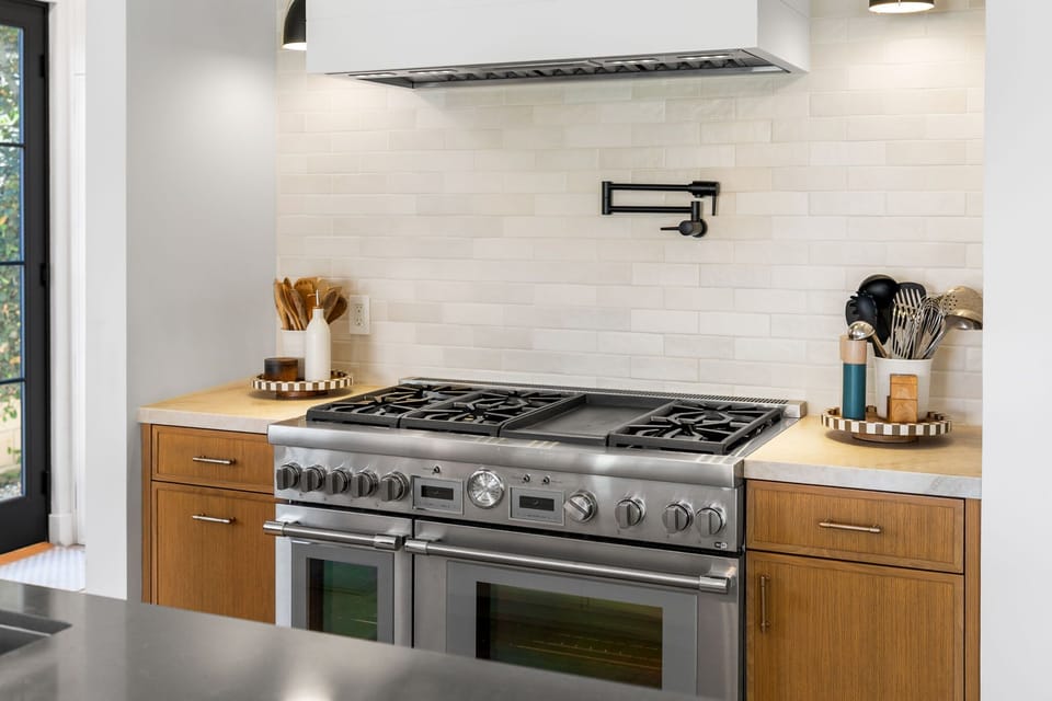 Enjoy cooking and spending time with loved ones with this professional-grade range stove.