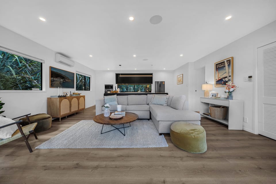 Lounge with indoor-outdoor flow