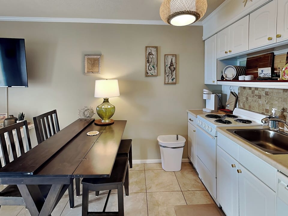Dining Space w. Chair + Bench Seating & Full Kitchen