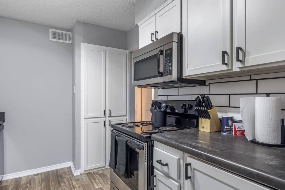 Fully equipped kitchen with modern appliances, perfect for preparing meals during your stay in Arlington. A convenient option for longer stays, game weekends, or concert trips near AT&T Stadium.